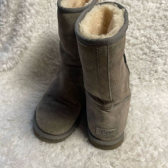 UGG Women's Gray Suede Boots side zipper wool lining SZ9 - Picture 4 of 13
